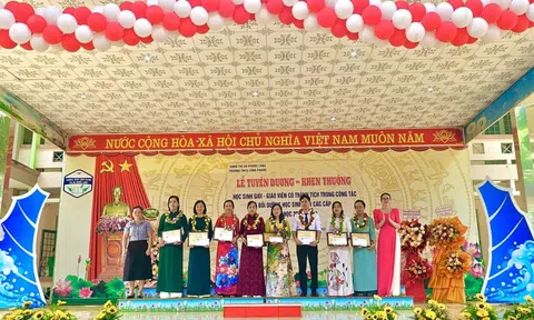 Lễ tuyên dương, khen thưởng thành tích học sinh giỏi, giáo viên có thành tích trong công tác bồi dưỡng học sinh giỏi các cấp năm học 2023 – 2024.